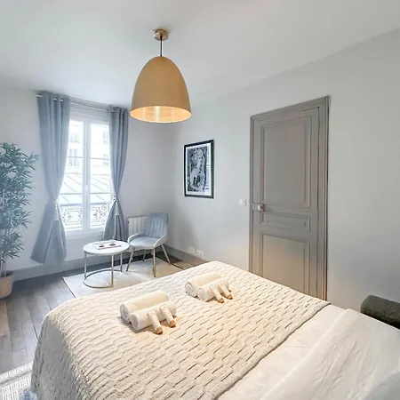 Comfortable Family In * Paris